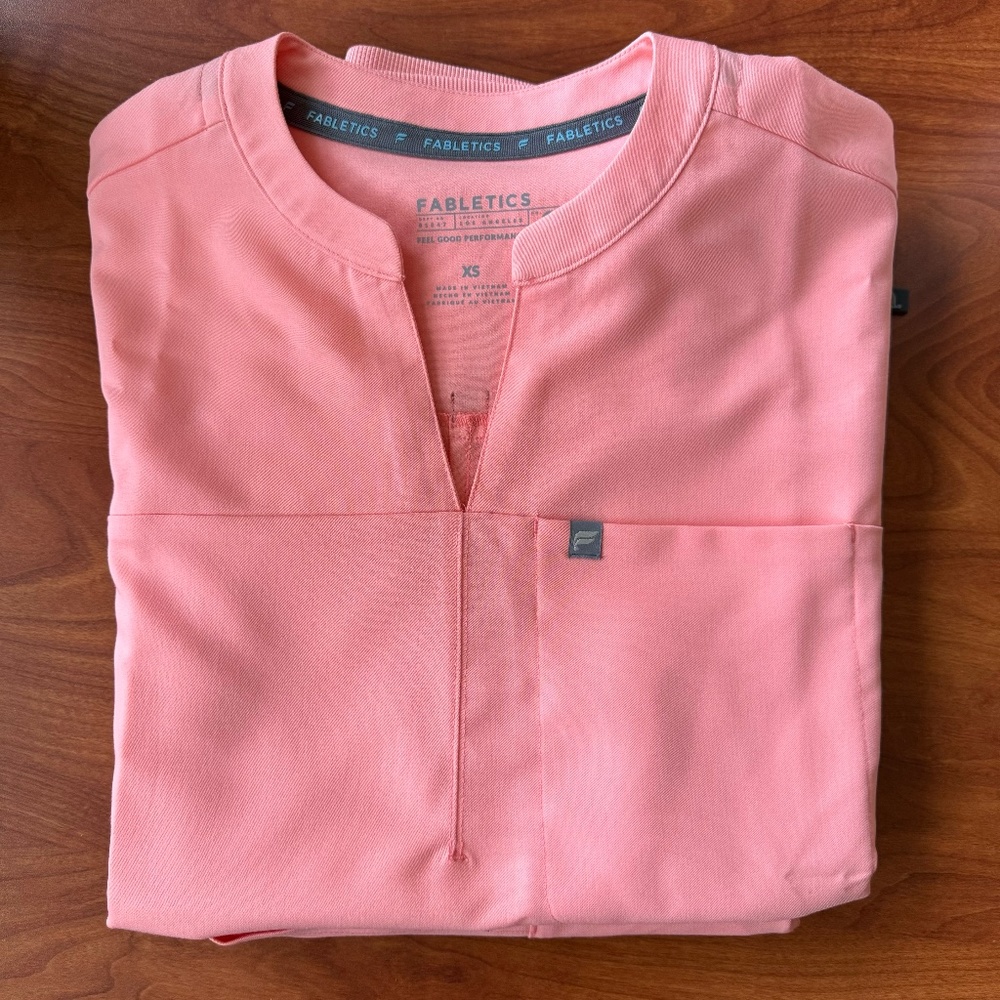 NEW Fabletics Scrubs Coral 2-Piece Set (XS)
